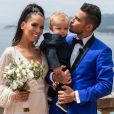 Julien et Manon Tanti avec leur bébé Tiago posent pour les photographes le jour de leur mariage.