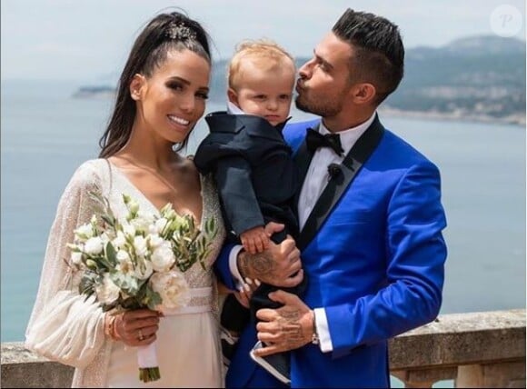 Julien et Manon Tanti avec leur bébé Tiago posent pour les photographes le jour de leur mariage.