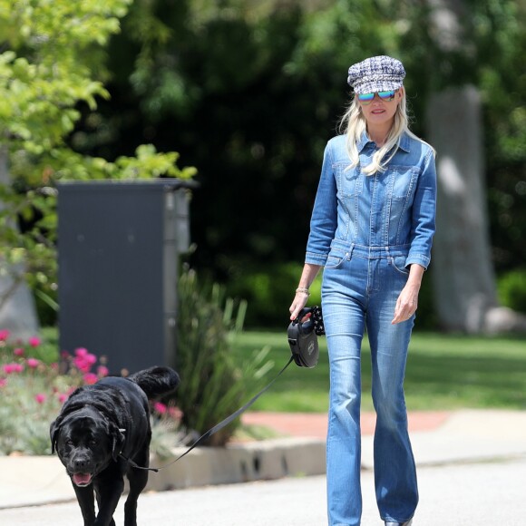 Laeticia Hallyday et Santos - Les filles de L.Hallyday et deux amies d'école vendent de la limonade pour collecter des fonds pour l'association de leur mère au Vietnam, devant la villa de Pacific Palisades, Los Angeles, Californie Etats-Unis, le 18 mai 2019.
