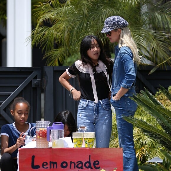Laeticia Hallyday, ses filles Jade et Joy et deux amies d'école - Les filles de L.Hallyday et deux amies d'école vendent de la limonade pour collecter des fonds pour l'association de leur mère au Vietnam, devant la villa de Pacific Palisades, Los Angeles, Californie Etats-Unis, le 18 mai 2019.