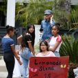 Laeticia Hallyday, ses filles Jade et Joy et deux amies d'école - Les filles de L.Hallyday et deux amies d'école vendent de la limonade pour collecter des fonds pour l'association de leur mère au Vietnam, devant la villa de Pacific Palisades, Los Angeles, Californie Etats-Unis, le 18 mai 2019.