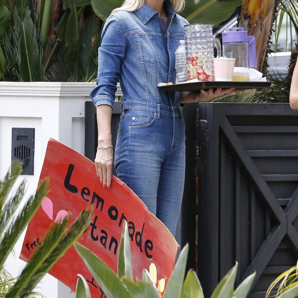 Laeticia Hallyday - Les filles de L.Hallyday et deux amies d'école vendent de la limonade pour collecter des fonds pour l'association de leur mère au Vietnam, devant la villa de Pacific Palisades, Los Angeles, Californie Etats-Unis, le 18 mai 2019.