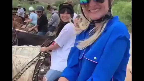 Laeticia Hallyday a passé une partie de la journée du 26 mai 2019 au centre équestre Smoke Tree Stables, à Palm Springs, Californie, avec ses filles Jade et Joy.