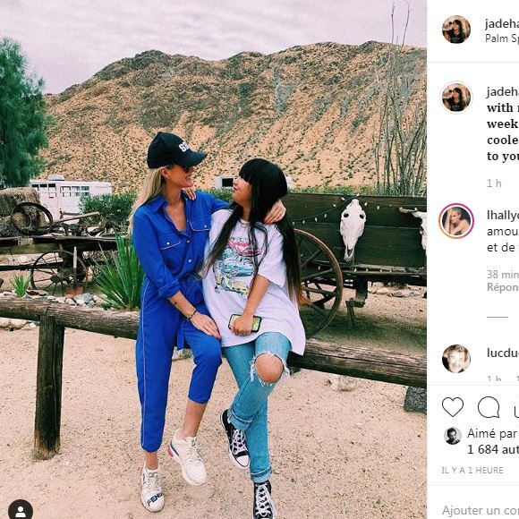 Laeticia Hallyday avec sa fille Jade au centre équestre Smoke Tree Stables de Palm Springs, le 26 mai 2019.