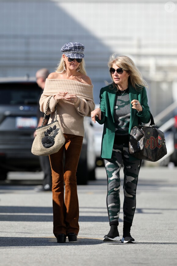 Laeticia Hallyday emmène sa mère Françoise Thibault au salon de coiffure "Alma Salon"avant d'aller bruncher chez Ladurée avant la sortie de l'école à Beverly Hills le 7 février 2019.