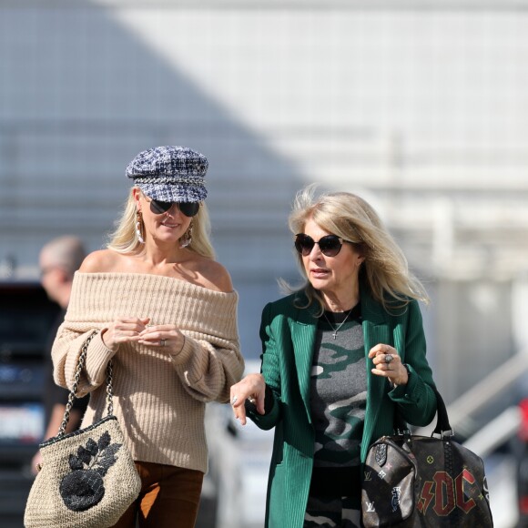 Laeticia Hallyday emmène sa mère Françoise Thibault au salon de coiffure "Alma Salon"avant d'aller bruncher chez Ladurée avant la sortie de l'école à Beverly Hills le 7 février 2019.