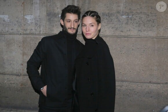 Pierre Niney et sa compagne Natasha Andrews arrivent au défilé "H&M - Collection prêt-à-porter printemps-été 2018" au musée des arts décoratifs de Paris, le 28 février 2018