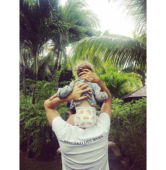 Photo publiée par Natasha Andrews sur Instagram : Pierre Niney et leur fille Lola