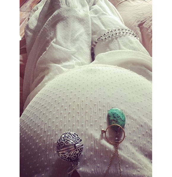 Photo publiée par Natasha Andrews sur Instagram : Son baby bump s'arrondit en ce mois de mai !