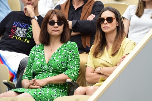 Marine Lorphelin (Miss France 2013) et sa mère Sandrine dans les tribunes des internationaux de France de tennis de Roland Garros 2019 à Paris, le 26 mai 2019.