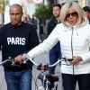 La première dame Brigitte Macron sort de chez elle à vélo, Le Touquet, France, le 25 mai 2019 la veille des élections européennes. © Stephane Lemouton / Bestimage