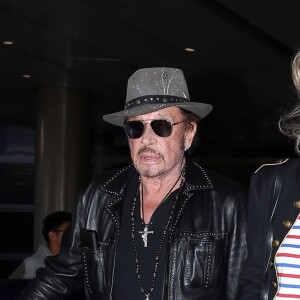 Après son 75ème concert, Johnny Hallyday arrive en famille avec sa femme Laeticia et ses filles Jade et Joy à l'aéroport de Los Angeles en provenance de Paris le 29 mars 2016.