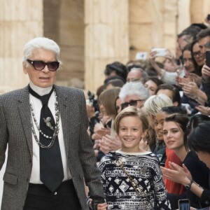 Karl Lagerfeld et son filleul Hudson Kroenig au deuxième défilé "Chanel Cruise" (Chanel Croisière 2017/18) au Grand Palais à Paris. Le 3 mai 2017 © Olivier Borde/ Bestimage