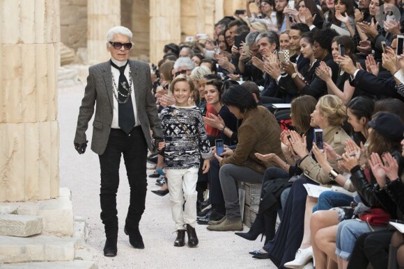 Karl Lagerfeld et son filleul Hudson Kroenig au deuxième défilé "Chanel Cruise" (Chanel Croisière 2017/18) au Grand Palais à Paris. Le 3 mai 2017 © Olivier Borde/ Bestimage