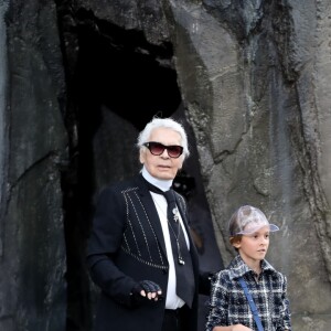 Karl Lagerfeld et Hudson Kroenig au défilé de mode "Chanel" prêt à porter Printemps été 2018 au Grand Palais à Paris le 3 octobre 2017.