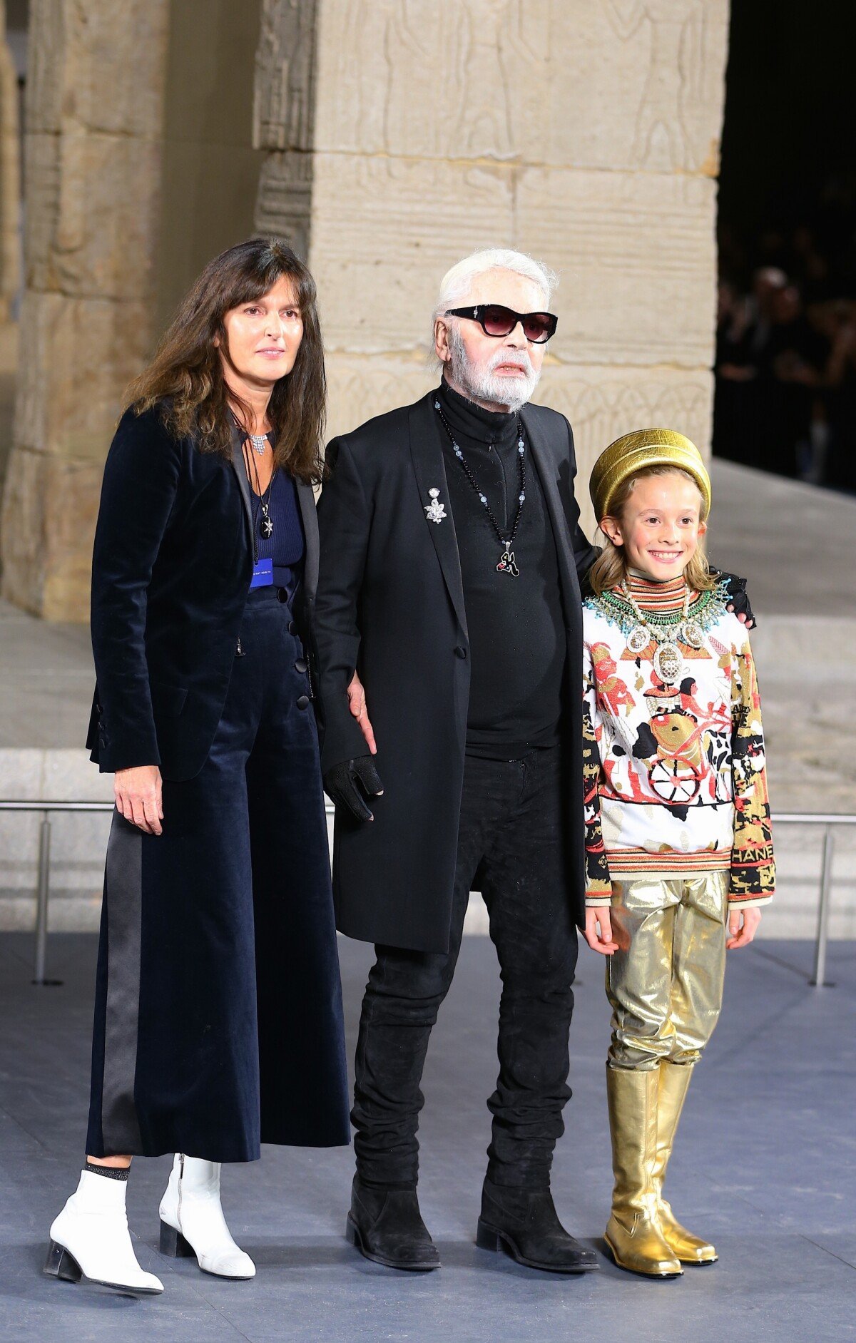 Photo : Virginie Viard, Karl Lagerfeld et Hudson Kroening - Défilé de mode  Chanel Croisière au Metropolitan Museum à New York, le 4 décembre 2018. -  Purepeople