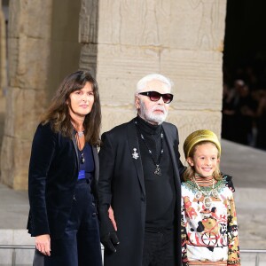 Virginie Viard, Karl Lagerfeld et Hudson Kroenig au défilé de mode The Chanel Croisiere au Metropolitan Museum à New York, le 4 décembre 2018