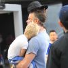 Josh Duhamel et son fils Axl devant le Staples Center après le match des Clippers de Los Angeles VS Warriors de Golden State à Los Angeles, le 26 avril 2019.