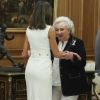L'infante Pilar de Bourbon salue la reine Letizia d'Espagne lors d'une audience des membres de l'association "Nuevo Futuro" au palais de la Zarzuela à Madrid le 10 juillet 2018.
