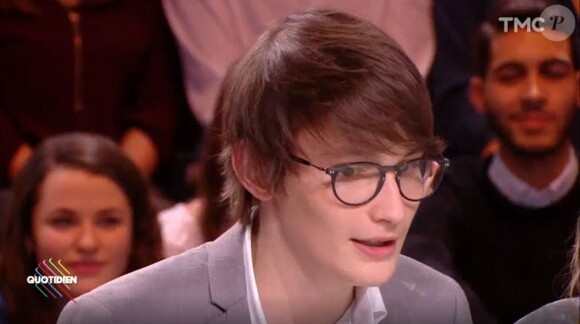 Aurélien Enthoven, fils de Carla Bruni et Raphaël Enthoven, sur le plateau de "Quotidien" (TMC) le 12 mars 2018.