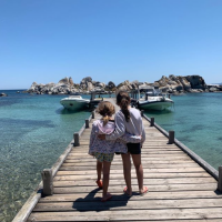 Marc-Olivier Fogiel : Vacances de rêve en Corse avec ses filles Mila et Lily