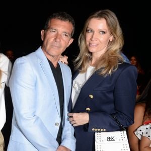 Antonio Banderas et sa compagne Nicole Kimpel assistent au défilé Glory Ang lors de la Fashion Week à Miami le 1er juin 2019.