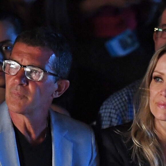 Antonio Banderas et sa compagne Nicole Kimpel assistent au défilé Glory Ang lors de la Fashion Week à Miami le 1er juin 2019.