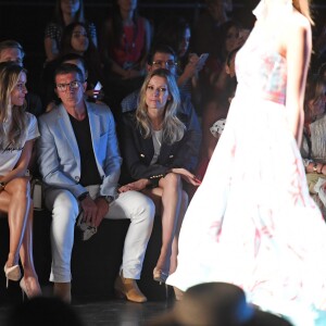 Antonio Banderas et sa compagne Nicole Kimpel assistent au défilé Glory Ang lors de la Fashion Week à Miami le 1er juin 2019.