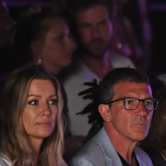 Antonio Banderas et sa compagne Nicole Kimpel assistent au défilé Glory Ang lors de la Fashion Week à Miami le 1er juin 2019.