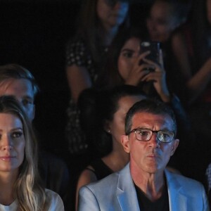 Antonio Banderas et sa compagne Nicole Kimpel assistent au défilé Glory Ang lors de la Fashion Week à Miami le 1er juin 2019.
