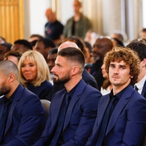 Olivier Giroud, Antoine Griezmann - Le président de la République lors de la décoration des joueurs de l'équipe de France de football (Légion d'Honneur) au palais de l'Elysée à Paris le 4 juin 2019. © Hamilton / Pool / Bestimage