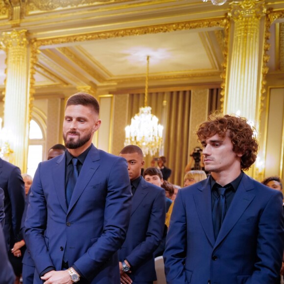 Le président Emmanuel Macron, Olivier Giroud, Antoine Griezmann - Le président de la République lors de la décoration des joueurs de l'équipe de France de football (Légion d'Honneur) au palais de l'Elysée à Paris le 4 juin 2019. © Hamilton / Pool / Bestimage