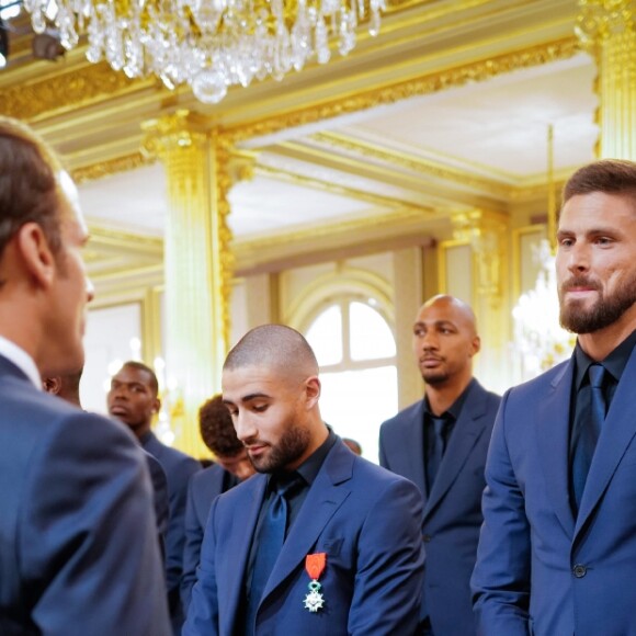 Le président Emmanuel Macron, Olivier Giroud, Antoine Griezmann - Le président de la République lors de la décoration des joueurs de l'équipe de France de football (Légion d'Honneur) au palais de l'Elysée à Paris le 4 juin 2019. © Hamilton / Pool / Bestimage