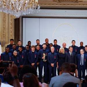 Le président Emmanuel Macron, Brigitte Macron et les joueurs de l'équipe de France masculine de football, Noël Le Graët, président de la FFF, Roxana Maracineanu, ministre des sports - Le président de la République lors de la décoration des joueurs de l'équipe de France de football (Légion d'Honneur) au palais de l'Elysée à Paris le 4 juin 2019. © Hamilton / Pool / Bestimage