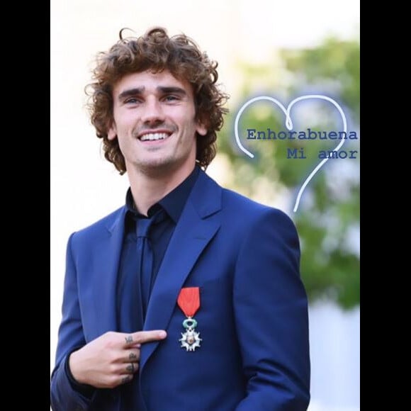 Erika Choperena félicite son mari Antoine Griezmann fait chevalier de la Légion d'honneur à l'Elysée le 4 juin 2019.