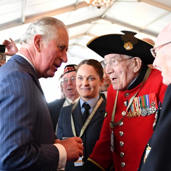 Le prince Charles - Rencontre avec des vétérans lors de la cérémonie à Portsmouth pour le 75ème anniversaire du débarquement en Normandie pendant la Seconde Guerre Mondiale. Le 5 juin 2019