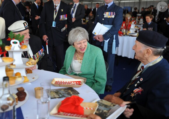 La première ministre britannique Theresa May a rencontré des vétérans lors de la cérémonie à Portsmouth pour le 75ème anniversaire du débarquement en Normandie pendant la Seconde Guerre Mondiale. Le 5 juin 2019