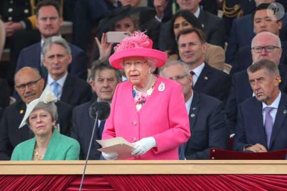 La première ministre britannique Theresa May, la reine Elisabeth II d'Angleterre - Cérémonie à Portsmouth pour le 75ème anniversaire du débarquement en Normandie pendant la Seconde Guerre Mondiale. Le 5 juin 2019