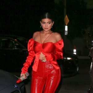 Exclusif - Kylie Jenner en total look rouge pour aller diner au restaurant Catch dans le quartier de West Hollywood à Los Angeles. Kylie porte un sac Judith Leiber Couture Smooch Lipstick rouge! Le 9 mai 2019