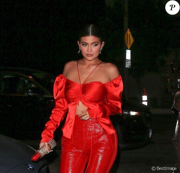 Exclusif - Kylie Jenner en total look rouge pour aller diner au restaurant Catch dans le quartier de West Hollywood à Los Angeles. Kylie porte un sac Judith Leiber Couture Smooch Lipstick rouge! Le 9 mai 2019