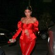Exclusif - Kylie Jenner en total look rouge pour aller diner au restaurant Catch dans le quartier de West Hollywood à Los Angeles. Kylie porte un sac Judith Leiber Couture Smooch Lipstick rouge! Le 9 mai 2019