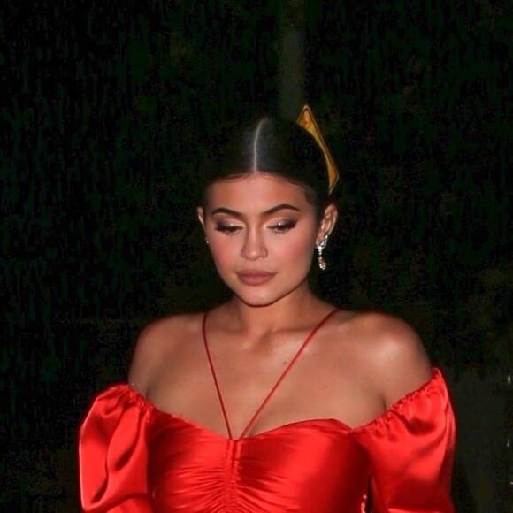 Exclusif - Kylie Jenner en total look rouge pour aller diner au restaurant Catch dans le quartier de West Hollywood à Los Angeles. Kylie porte un sac Judith Leiber Couture Smooch Lipstick rouge! Le 9 mai 2019