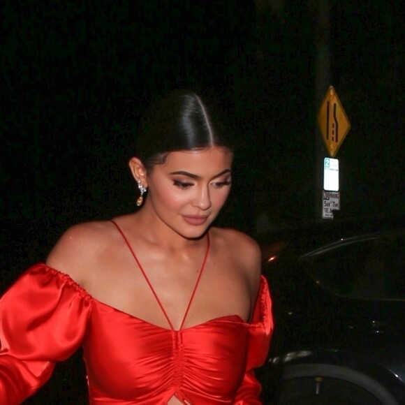 Exclusif - Kylie Jenner, avec un sac à main en forme de rouge à lèvres, arrive au restaurant "Catch" à Los Angeles, le 9 mai 2019.
