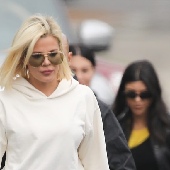 Khloe Kardashian et Kourtney Kardashian - Les Kardashians arrivent à la messe dominicale de K.West à Los Angeles, le 26 mai 2019.