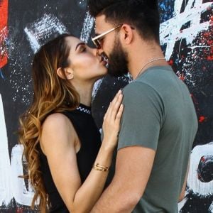 Exclusif - Nabilla Benattia et son compagnon Thomas Vergara s'embrassent et posent en couple contre des murs tagués pour un photoshoot à Miami, le 13 mars 2018