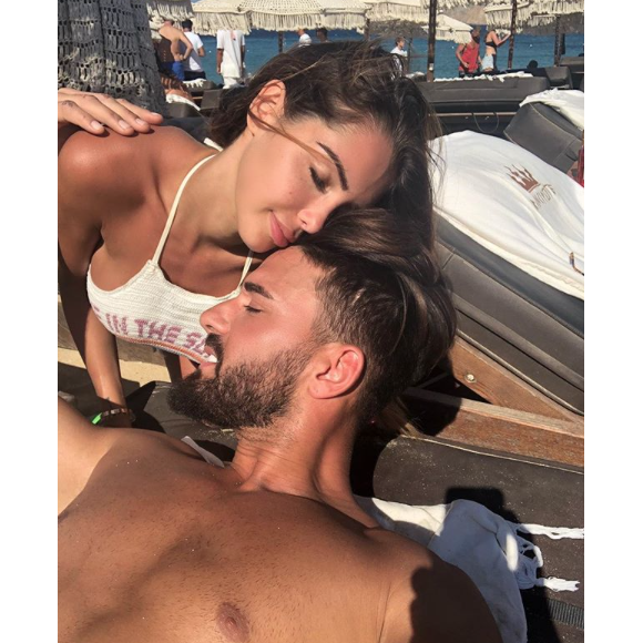 Nabilla et Thomas amoureux à Mykonos, courant août 2018.