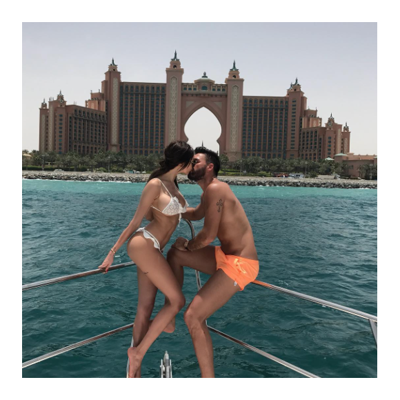 Nabilla et Thomas s'embrassant langoureusement à Dubaï, le 4 juin 2017.
