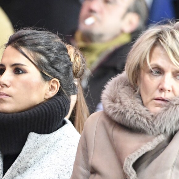 Karine Ferri et la mère de Yoann Gourcuff lors du match Psg-Rennes au Parc des Princes à Paris le 6 novembre 2016. © Pierre Perusseau/Bestimage