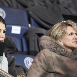 Karine Ferri et la mère de Yoann Gourcuff lors du match Psg-Rennes au Parc des Princes à Paris le 6 novembre 2016. © Pierre Perusseau/Bestimage