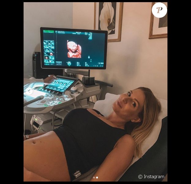 Jessica Thivenin, enceinte de son premier enfant, s'affiche face aux images de son bébé chez son gynécologue, le 12 juin 2019.